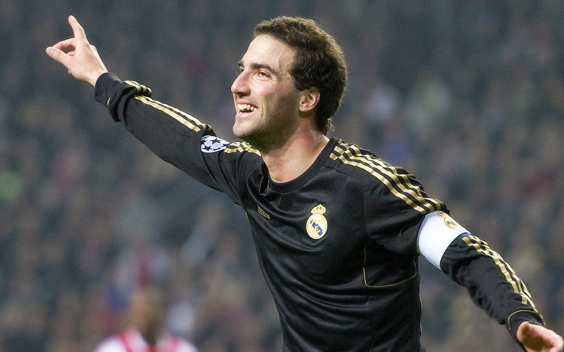 大连英博主场气氛火爆，球迷热情高涨，大连英雄室内足球场