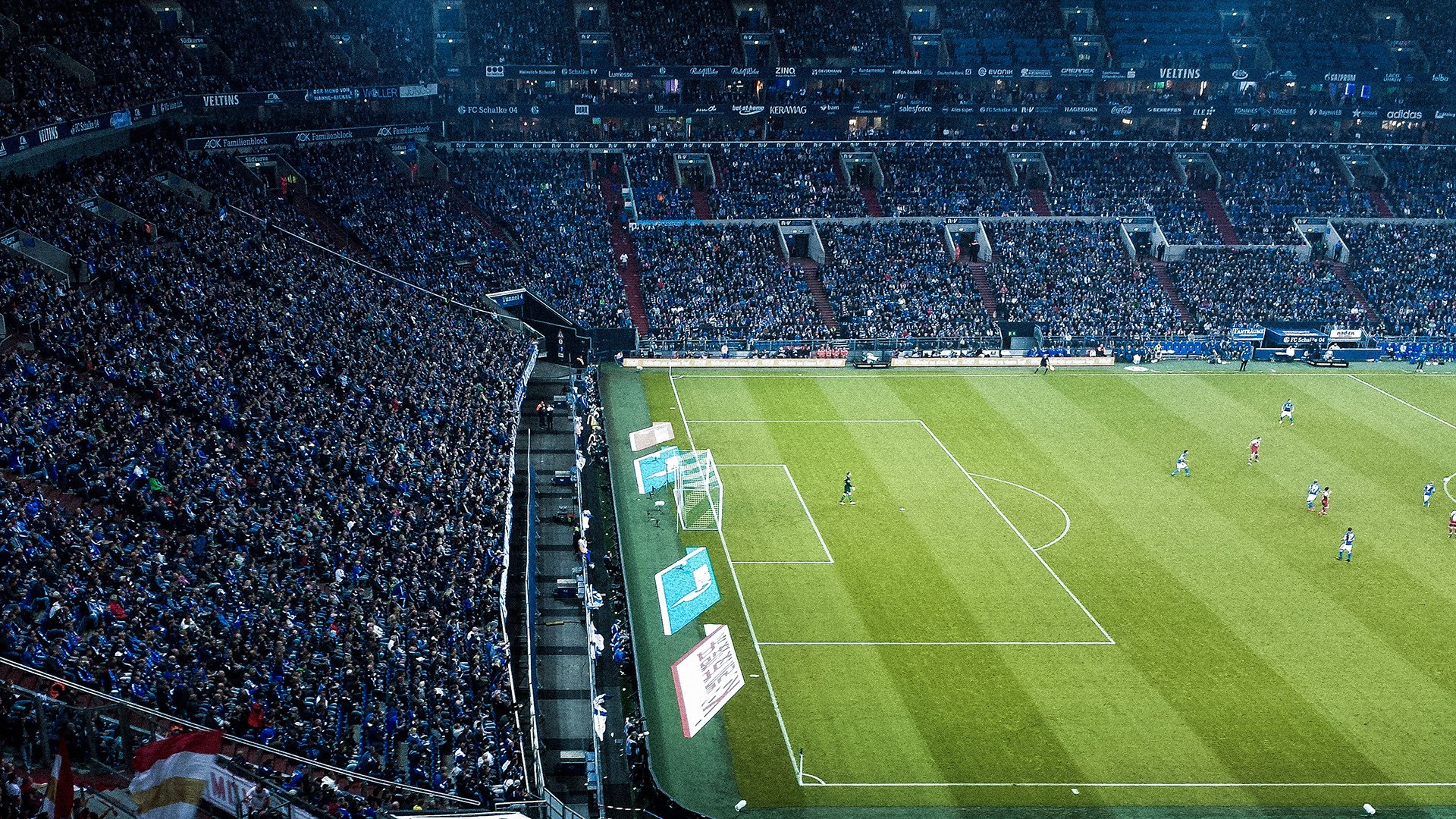 大连英博主场气氛火爆，球迷热情高涨，大连英雄室内足球场