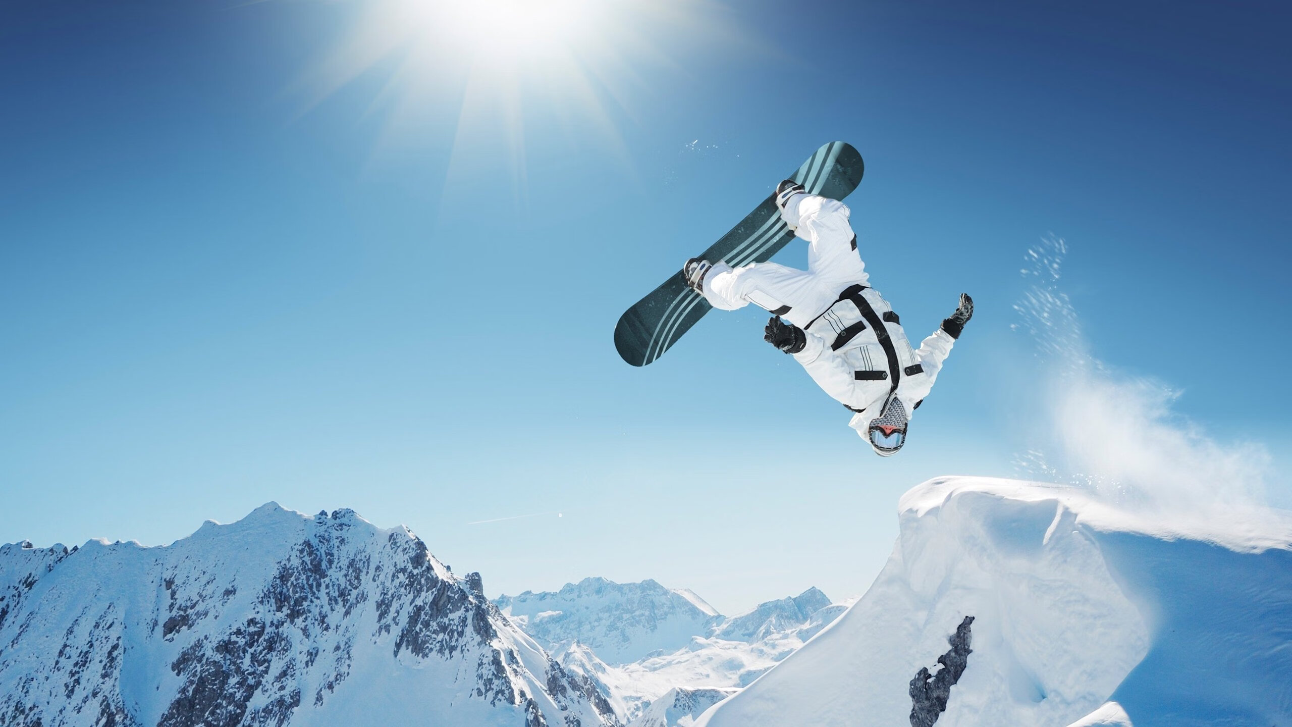 球场“绝美配合”：默契十足的团队协作秀，球场搭配