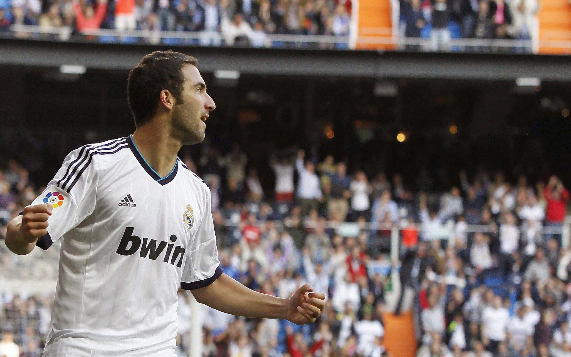 开云网页-逆境中的应变拼图：哪些球队策略调整最精彩？